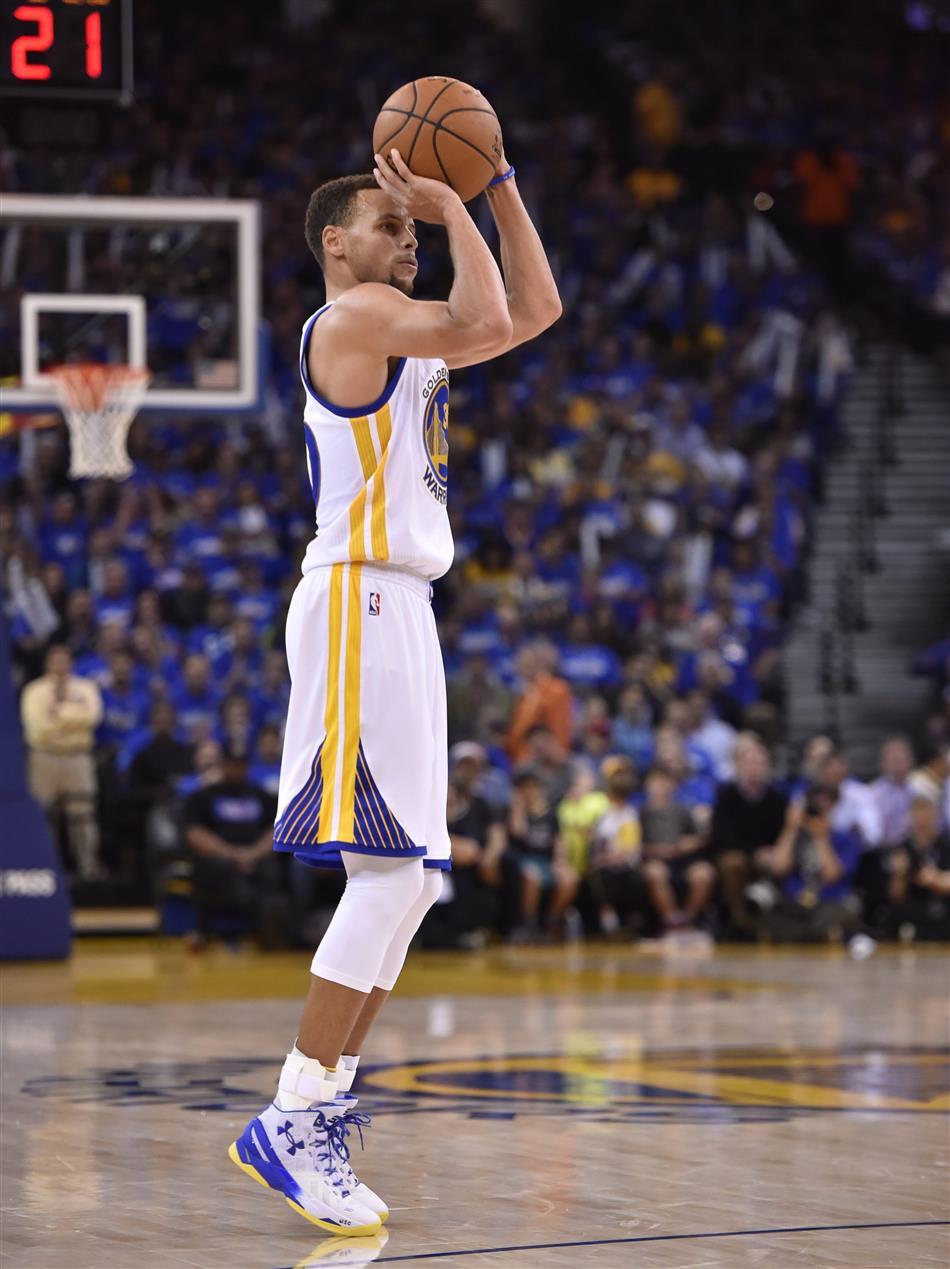 Stephen Curry se torna o jogador com mais bolas de 3 na história da NBA