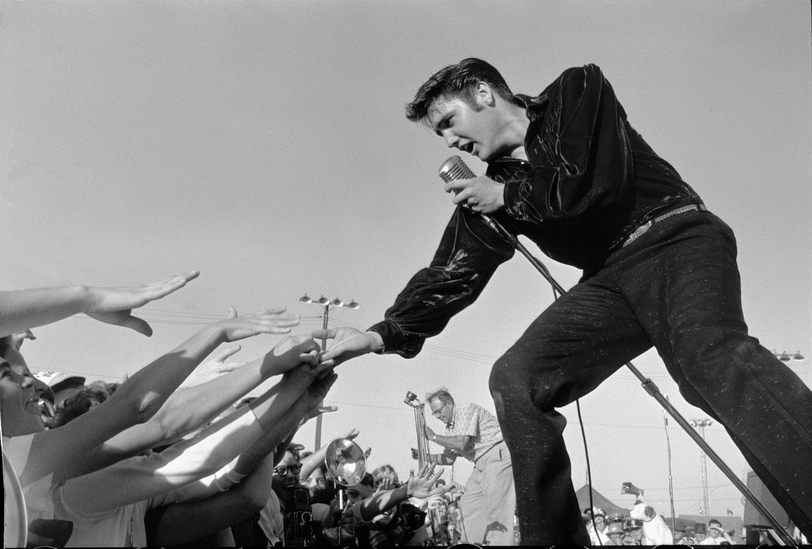 O estilo de Elvis Presley: Como o rei do rock revolucionou a moda